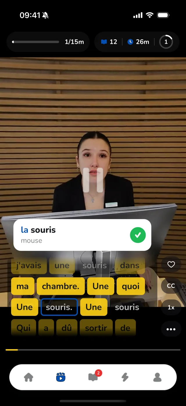 A short video in French with tappable subtitles